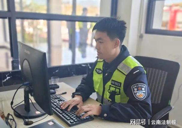 高速交警收入高（高速交警工资多少钱一个月）-图2